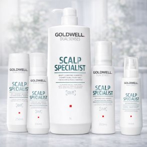 Gruppebillede af Goldwell Dualsenses Scalp Specialist serien med Deep Cleansing Shampoo, Anti-Dandruff Shampoo, Sensitive Foam Shampoo og Anti-Hair Loss Serum til sund hovedbund.