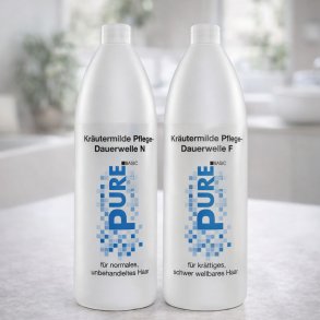 To hvide flasker med PURE permanentv�sker &ndash; den ene til normalt og farvet h�r, den anden til kraftigt og sv�rt kr�lbart h�r. Produkterne er ikke egnet til lysnet eller afbleget h�r og er udviklet til at give langvarige kr�ller med sk�nsom behandling.