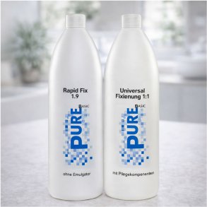 To hvide flasker med PURE Rapid Fix 1.9 og Universal Fix 1:1 h�rfiksering, placeret p� en lys overflade i et stilrent milj�. Rapid Fix kr�ver ingen behandlingstid og bruges fortyndet 1:9, mens Universal Fix 1:1 n�rer h�ret, genskaber pH-balancen og giver 