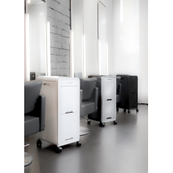 Hvide, gr�t og sorte eNOBILE EFALOCK servicevogne placeret ved fris�rstole i en moderne salon